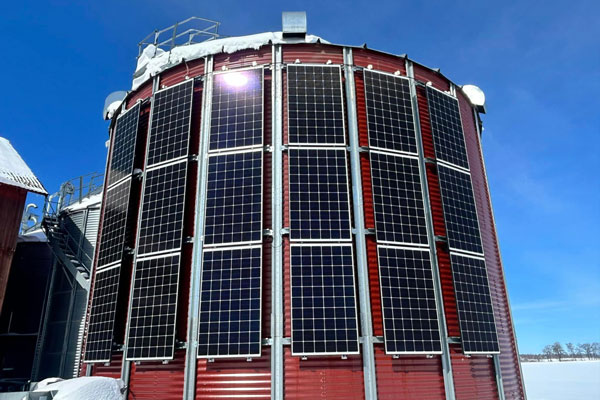 En röd silo med solpaneler