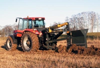 Traktor med grävskopa